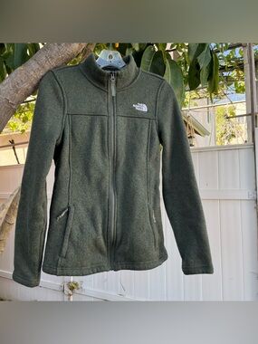 The North Face Maggy Sweater Zip - Up Fleece in Heather Thyme Green.